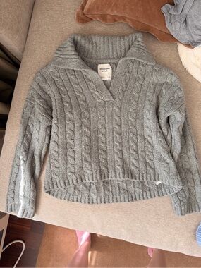 Abercrombie & Fitch Light Gray Cable-Knit V-Neck Shawl Sweater